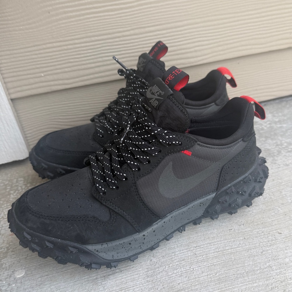 Nike Men’s Black Sneakers with Red Accents